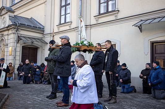 „Nie trać odwagi, nie opuszczę cię nigdy. Moje Niepokalane Serce będzie twoją ucieczką i drogą, która zaprowadzi cię do Boga”