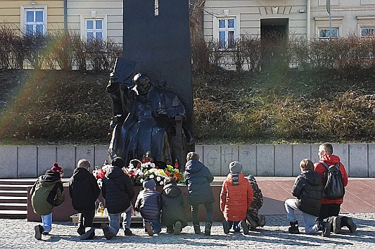 Ojcowie z synami złożyli kwiaty pod pomnikiem św. Jana Pawła II w 16. rocznicę śmierci. Męski Różaniec w Przemyślu