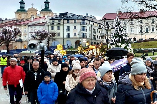 „Albo Polska będzie katolicka, albo nie będzie jej wcale…”.Setki wiernych na Pierwszym Rodzinnym Różańcu w Przemyślu!