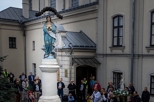 Nie zniszczyły Jej bomby, a może zniszczyć czas…Ratujmy cudowną Figurę Matki Bożej Immaculaty!