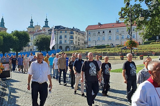 Dlaczego wciąż przychodzącą? To odpowiedź na wezwanie z Fatimy Jezusa i Maryi, by wynagradzać Niepokalanemu Sercu Maryi bluźnierstwa.