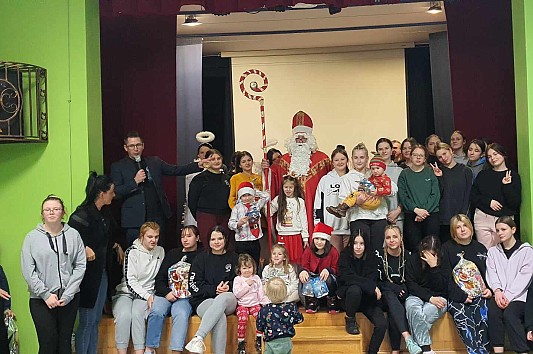 Fundacja 3 Serca ze św. Mikołajem w Młodzieżowym Ośrodku Socjoterapii w Przemyślu