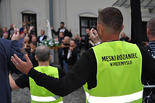 Wzruszający obraz wiary mężczyzn! Wynagradzający Męski Różaniec ulicami Przemyśla.